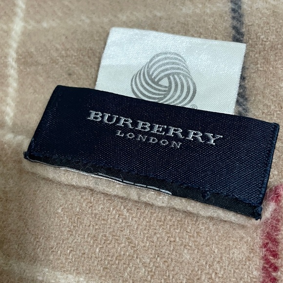 Burberry London Plaid Lap Cover - Picture 6 of 8